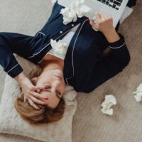 Hypothalamische Amenorrhoe: Wenn dein Körper die Reißleine zieht und du es noch nicht weißt Frustration und Traurigkeit, dass die Periode ausbleibt