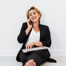 performanceorientierte Frau Cycle Sycning energiegelanden und leistungsfähig Businessfrau, die im Einklang mit dem Zyklus lebt und in jeder Zyklusphase, auch der Lutealphase und Menstruation ihre Energie nützen kann